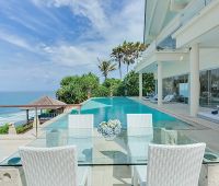 Villa Grand Cliff Ungasan, Terrasse en bord de piscine